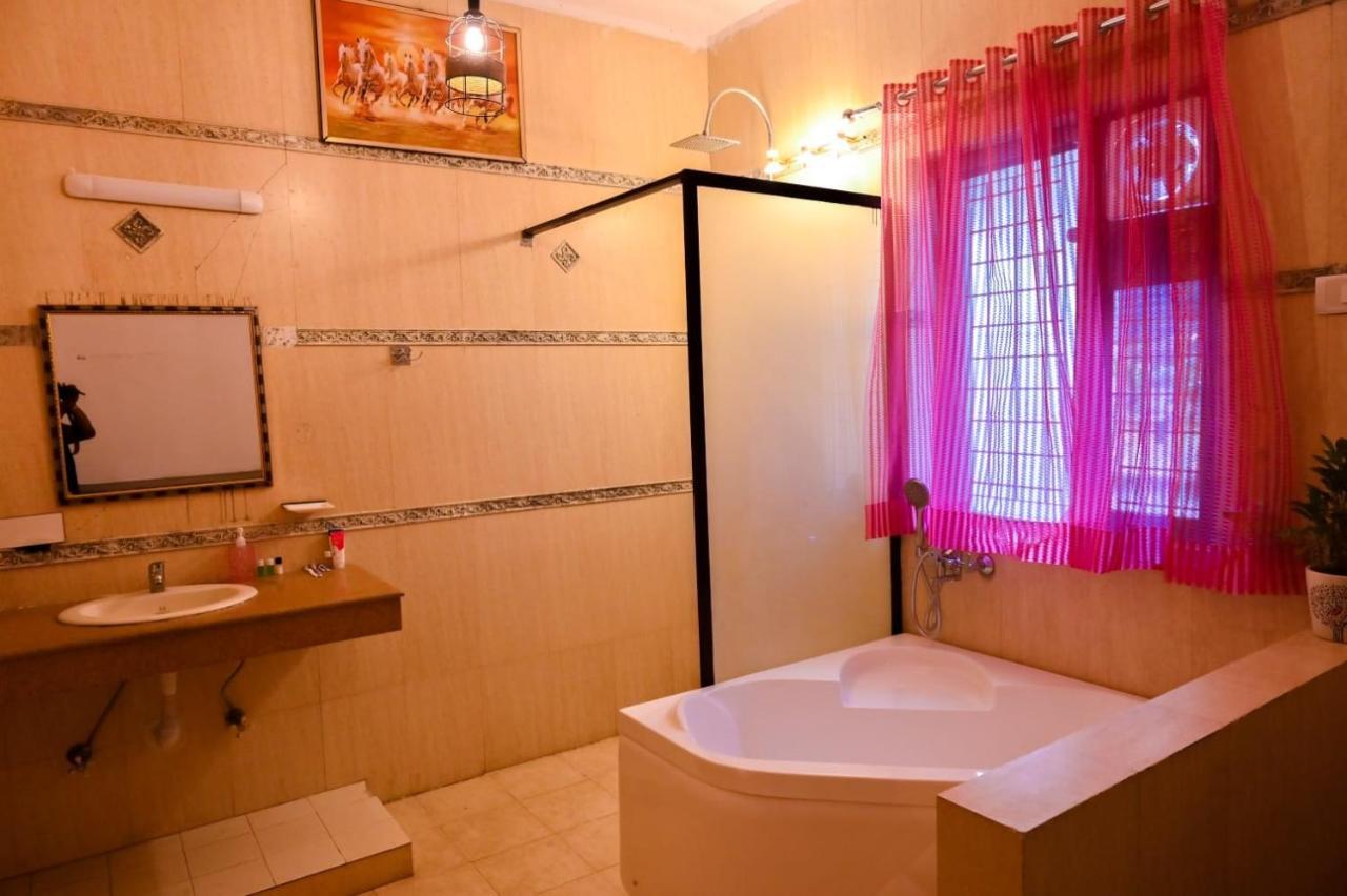 Hotel Wild Rose New Delhi Buitenkant foto